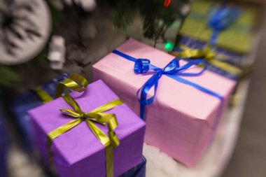 hediyeleri Noel ağacı altında 