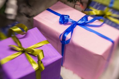 hediyeleri Noel ağacı altında 