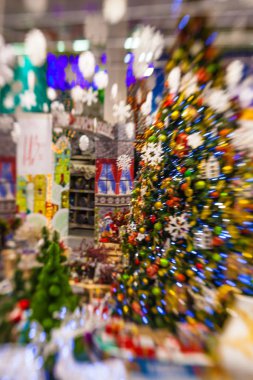 Kar, blu ile Noel ağacı arka plan ve tatil dekorasyon