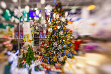 Kar, blu ile Noel ağacı arka plan ve tatil dekorasyon