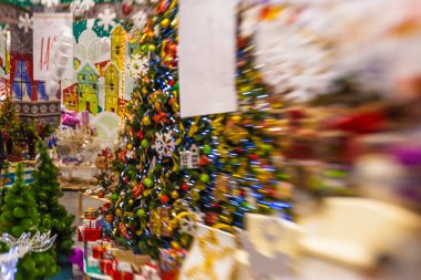 Kar, blu ile Noel ağacı arka plan ve tatil dekorasyon