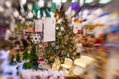 Kar, blu ile Noel ağacı arka plan ve tatil dekorasyon