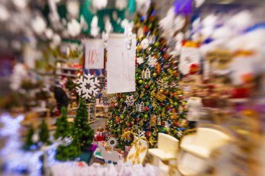 Kar, blu ile Noel ağacı arka plan ve tatil dekorasyon