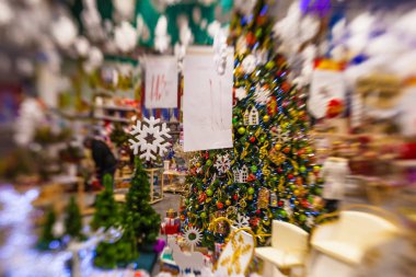 Kar, blu ile Noel ağacı arka plan ve tatil dekorasyon