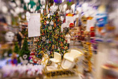 Kar, blu ile Noel ağacı arka plan ve tatil dekorasyon