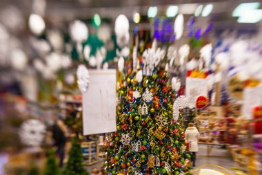 Kar, blu ile Noel ağacı arka plan ve tatil dekorasyon