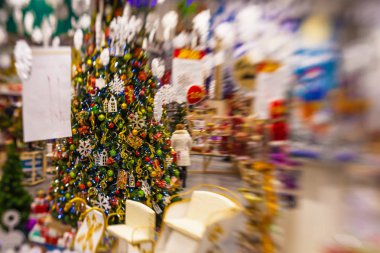 Kar, blu ile Noel ağacı arka plan ve tatil dekorasyon