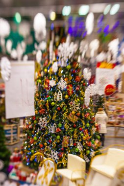 Kar, blu ile Noel ağacı arka plan ve tatil dekorasyon