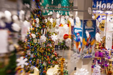 Kar, blu ile Noel ağacı arka plan ve tatil dekorasyon