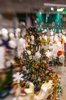 Kar, blu ile Noel ağacı arka plan ve tatil dekorasyon