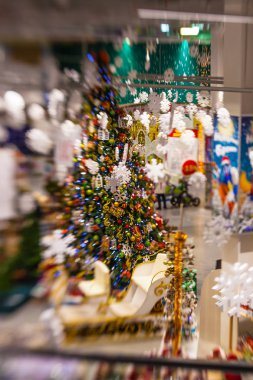 Kar, blu ile Noel ağacı arka plan ve tatil dekorasyon