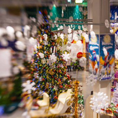 Kar, blu ile Noel ağacı arka plan ve tatil dekorasyon