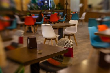 Modern café parlak renklerde iç