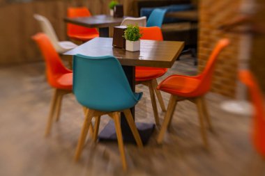 Modern café parlak renklerde iç