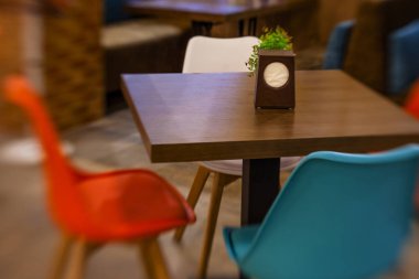 Modern café parlak renklerde iç