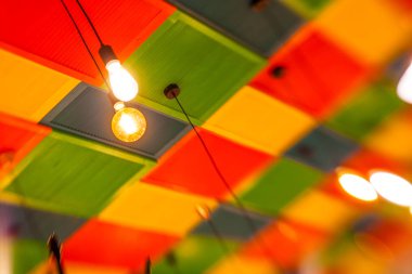 renkli sarı, yeşil ve re yuvarlak şık Abajur asmak