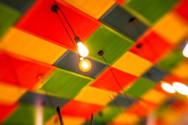 renkli sarı, yeşil ve re yuvarlak şık Abajur asmak