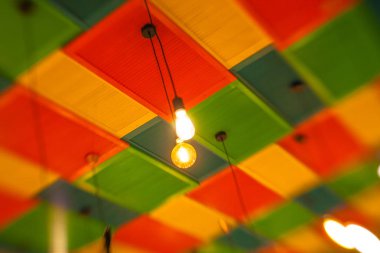 renkli sarı, yeşil ve re yuvarlak şık Abajur asmak