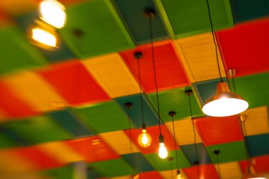 renkli sarı, yeşil ve re yuvarlak şık Abajur asmak