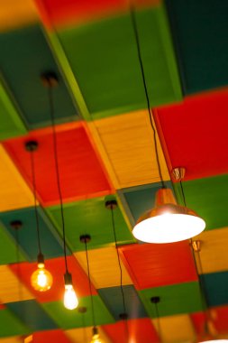 renkli sarı, yeşil ve re yuvarlak şık Abajur asmak