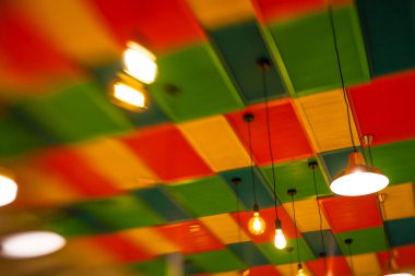 renkli sarı, yeşil ve re yuvarlak şık Abajur asmak