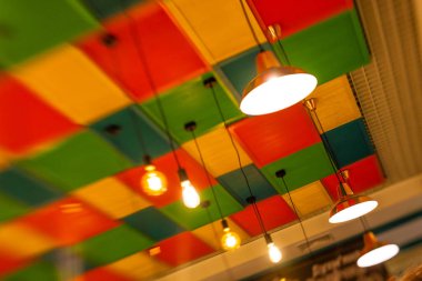 renkli sarı, yeşil ve re yuvarlak şık Abajur asmak