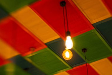 renkli sarı, yeşil ve re yuvarlak şık Abajur asmak