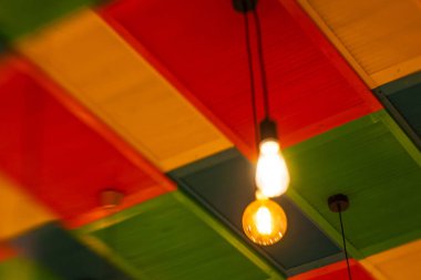 renkli sarı, yeşil ve re yuvarlak şık Abajur asmak