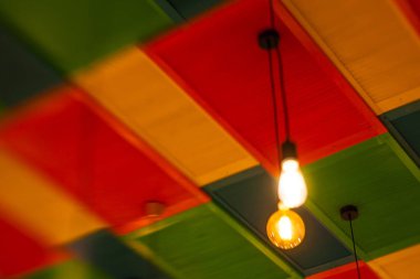 renkli sarı, yeşil ve re yuvarlak şık Abajur asmak