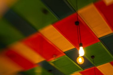 renkli sarı, yeşil ve re yuvarlak şık Abajur asmak