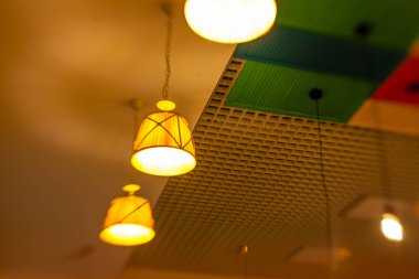 renkli sarı, yeşil ve re yuvarlak şık Abajur asmak