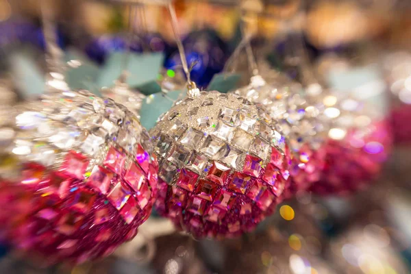 Tam sepeti Noel ağacı için gümüş ve pembe top