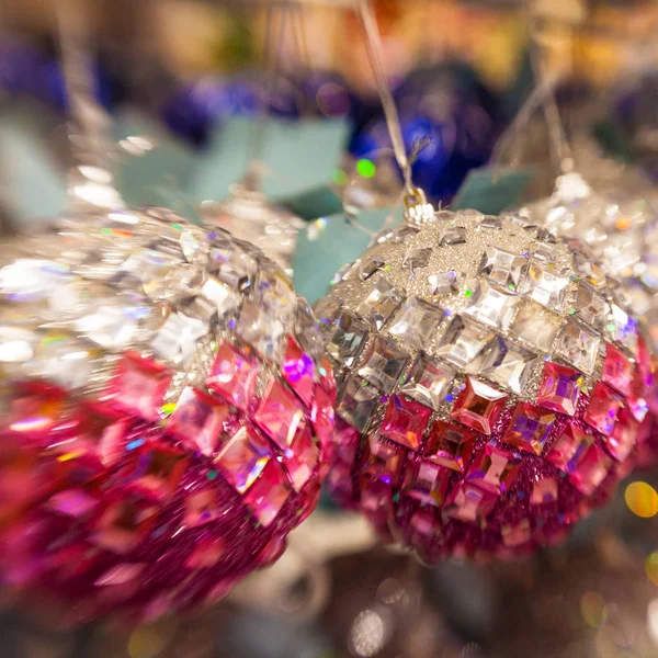 Tam sepeti Noel ağacı için gümüş ve pembe top