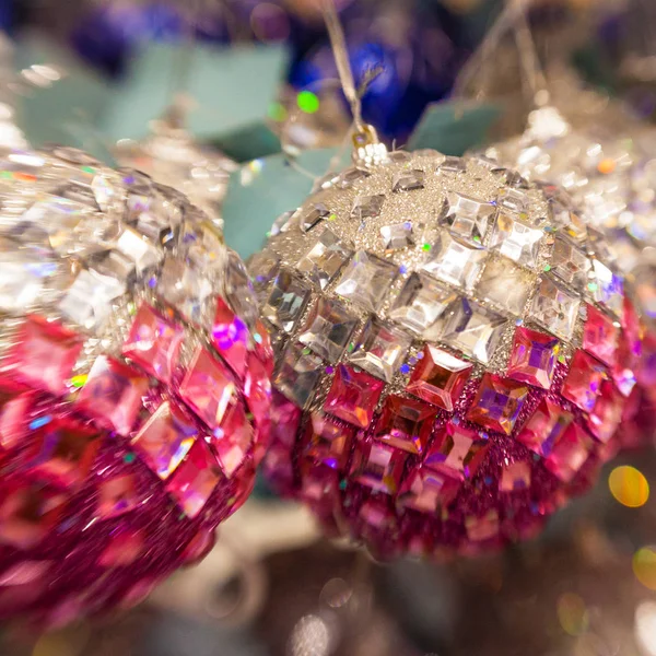 Full korg Silver och rosa bollar för julgranen — Stockfoto