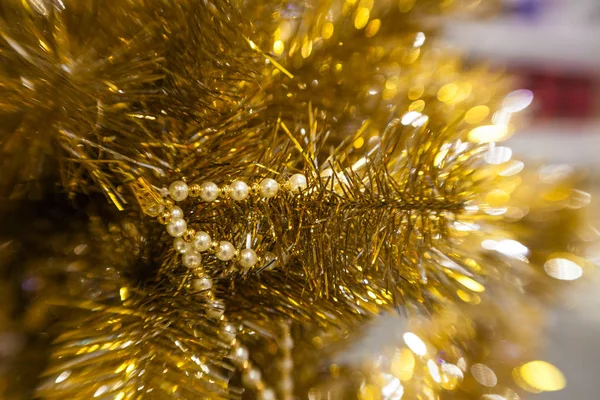 Золотая ветвь елки фон — стоковое фото