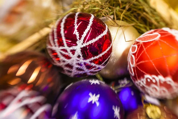 Tam sepeti Noel ağacı için farklı topları