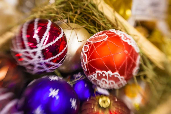 Tam sepeti Noel ağacı için farklı topları