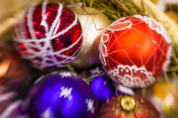 Voller Korb die verschiedenen Kugeln für den Weihnachtsbaum — Stockfoto