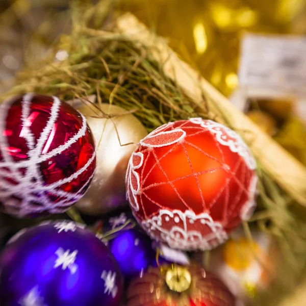 Tam sepeti Noel ağacı için farklı topları