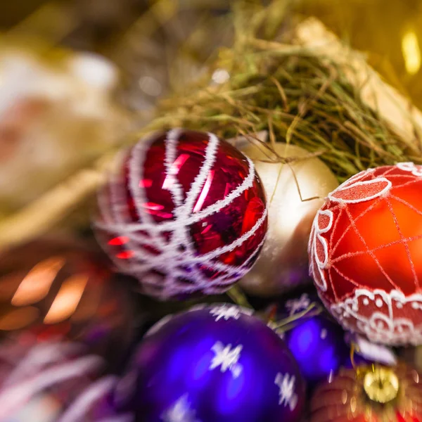 Tam sepeti Noel ağacı için farklı topları