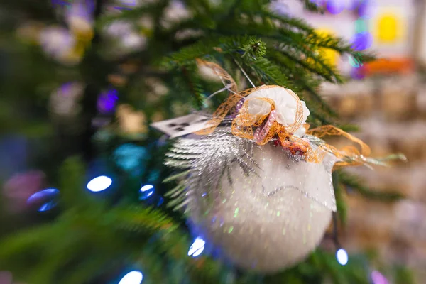 Vicino all'albero di Natale e alle decorazioni natalizie — Foto Stock