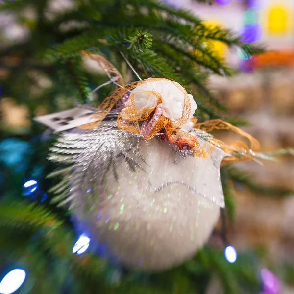 Vicino all'albero di Natale e alle decorazioni natalizie — Foto Stock