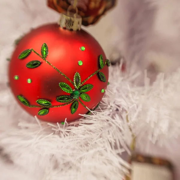 Белое рождественское украшение с шариками на еловых ветвях с плетью — стоковое фото