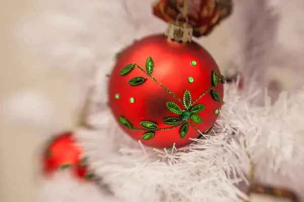 Decoração de Natal branco com bolas em ramos de abeto com borrão — Fotografia de Stock