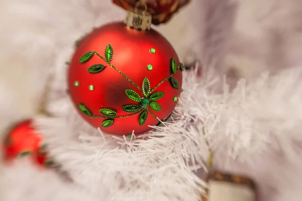 Vit jul dekoration med bollar på fir grenar med blurr — Stockfoto