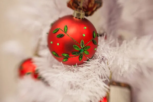 Decoração de Natal branco com bolas em ramos de abeto com borrão — Fotografia de Stock