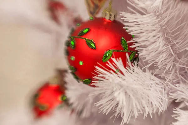 Decoração de Natal branco com bolas em ramos de abeto com borrão — Fotografia de Stock