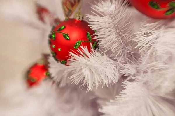 Біла різдвяна прикраса з кульками на ялинових гілках з блуром — стокове фото