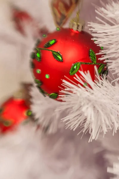 Vit jul dekoration med bollar på fir grenar med blurr — Stockfoto