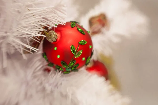 Çam dalları blurr ile topları ile beyaz Christmas dekorasyon — Stok fotoğraf